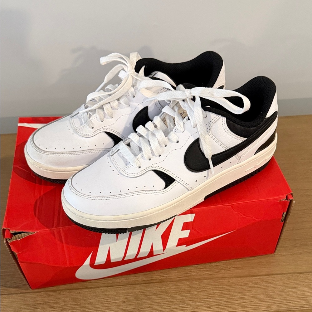 Nike Classic White and Black Shoes GAMMA FORCE 8.5 with box
